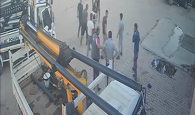 Yumruk, tokat ve tekmelerin havada uçuştuğu kavga kamerada