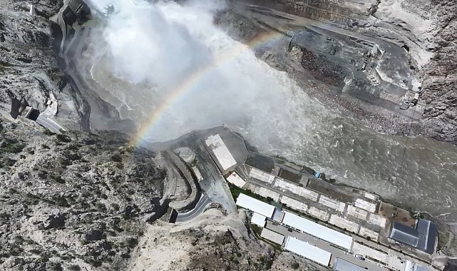 Yusufeli Barajı'nda kapaklar açıldı, gökkuşağı görüntüsü hayran bıraktı