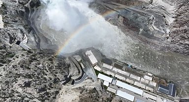 Yusufeli Barajı'nda kapaklar açıldı, gökkuşağı görüntüsü hayran bıraktı