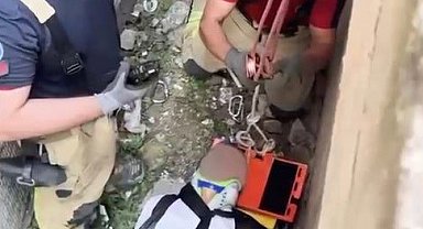 Zeytinburnu'nda 5 metre yükseklikten boşluğa düşen şahsın kurtarılma anı kameraya yansıdı