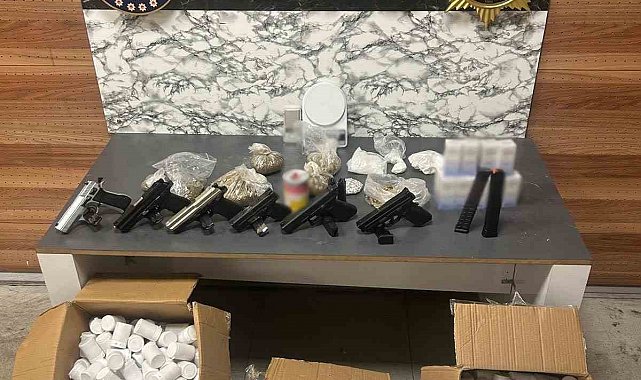 Zeytinburnu'nda uyuşturucu operasyonunda 60 bin sentetik ecza hap ele geçirildi