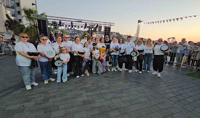 Zonguldaklı kadınlardan kurtuluş yıl dönümünde darbuka şov