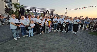 Zonguldaklı kadınlardan kurtuluş yıl dönümünde darbuka şov
