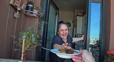 100 metre yükseklikte gökdelen temizliği yapanlara köfte, patates, pilav ikramı