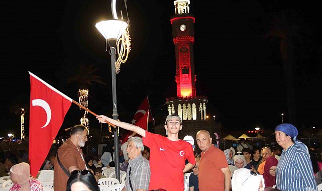 15 Temmuz Demokrasi ve Milli Birlik Günü'nde binlerce İzmirli tek yürek oldu