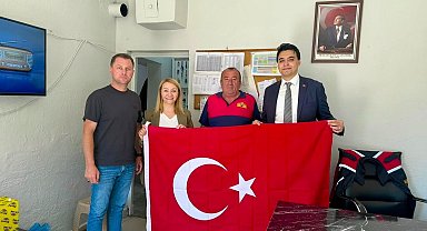 15 Temmuz öncesi esnafa Türk bayrağı dağıtıldı