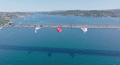 15 Temmuz Şehitler Köprüsü'ne asılan dev Türk bayrağı havadan görüntülendi