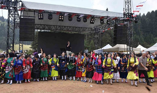1500 rakımlı yaylada 88 yıllık gelenek: Binlerce kişi kol kola horon oynadı