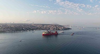 215 metrelik boru döşeme gemisinin geçişi sebebiyle boğaz hattı çift yönlü trafiğe kapatıldı