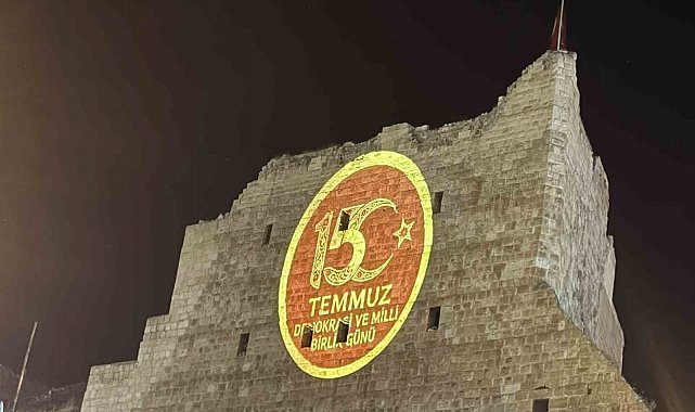 3 bin yıllık Birecik Kalesi'nde 15 Temmuz'a özel ışık gösterisi