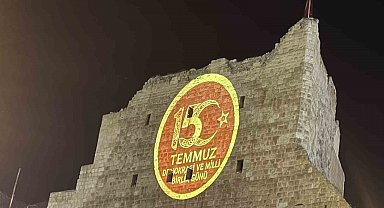 3 bin yıllık Birecik Kalesi'nde 15 Temmuz'a özel ışık gösterisi