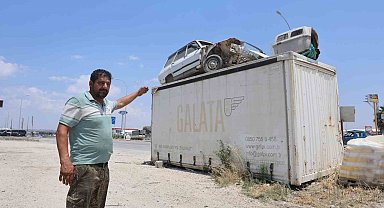 'Emanet bizde namustur' diyen esnaf, arkadaşının Toros'unu hırsızlardan koruyabilmek için forkliftle konteynerin üzerine koydu