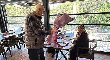 57 yıllık eşini yemeğe çıkarma hayalini gerçekleştirdi