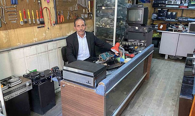 80'ler Sokağı'nın zamana direnen son ustası: Yarım asırdır geçmişin sesini onarıyor