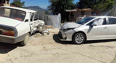 Adana'da otomobiller çarpıştı: 2 yaralı