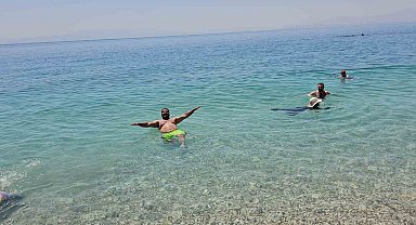 Adilcevaz'da plajlar Ege'yi aratmıyor