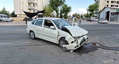 Adıyaman'da iki otomobil çarpıştı: 1'i ağır 3 yaralı