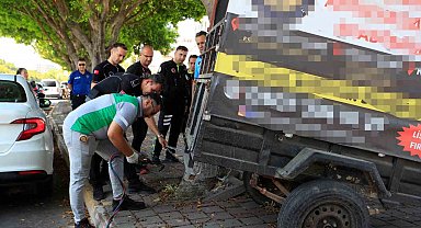 Ağaca zincirlenen römork reklam panosu oldu, ekipler kaynak makinesiyle müdahalede bulundu