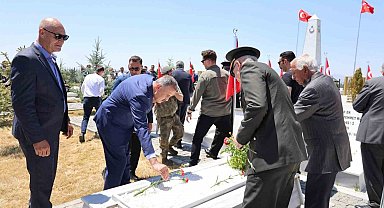 Ağrı'da 15 Temmuz'un 10. yılında şehitlik ziyareti ve gazi ailesine anlamlı buluşma