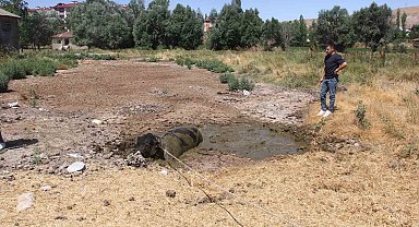Ahırdan kaçan boğa ilçeyi birbirine kattı