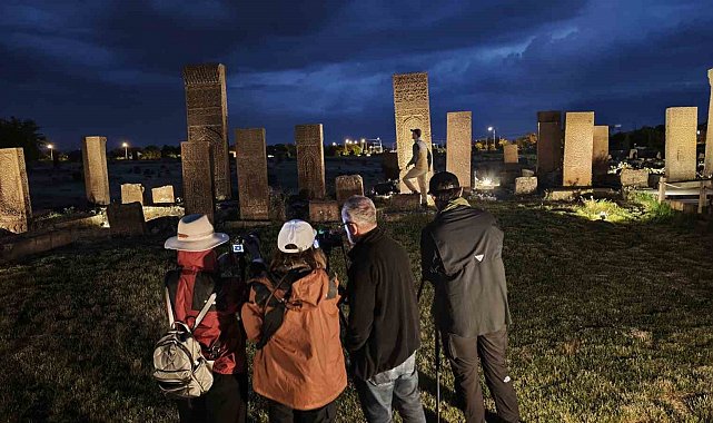 Ahlat Selçuklu Meydan Mezarlığı'nda Gece Müzeciliği'ne yoğun ilgi