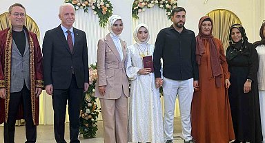 Aile ve Sosyal Hizmetler Bakanı Göktaş, evlilik kredisi desteğinden faydalanan çiftin nikah şahidi oldu