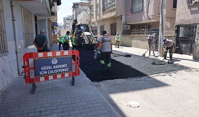 Akdeniz'de yol ve kaldırım çalışmaları aralıksız sürüyor