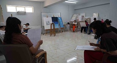AKEM'de veliler ve çocuklar aynı atölyede resim eğitimi alıyor