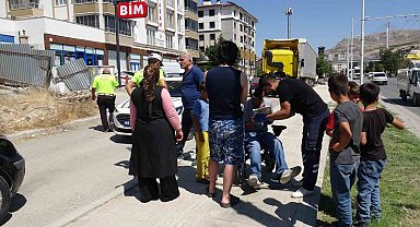 Akülü sandalyesiyle ters yöne giren engelli vatandaşa otomobil çarptı