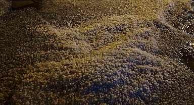 Alaca'da sağanak doluya dönüştü, cadde ve sokaklar beyaza büründü