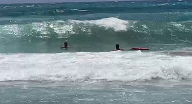 Alanya'da boğulma tehlikesi geçiren tatilciyi cankurtaranlar kurtardı