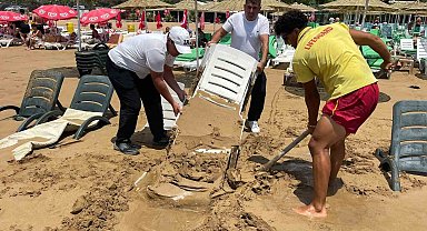 Alanya'da dev dalgalar şezlongları kuma gömdü