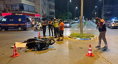 Alanya'da hafif ticari araçla çarpışan motosikletli genç yaralandı