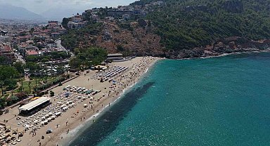 Alanya'da hava 33, deniz 29 dereceyi gördü, turistler denize koştu