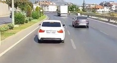 Alanya'da itfaiyeye yol vermeyen sürücü cep telefonu kamerasında