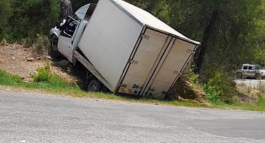 Alanya'da kamyonet ağaca çarptı: 1 ölü, 1 ağır yaralı