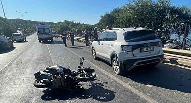 Alanya'da park halindeki otomobile çarpan motosikletteki 2 kişi yaralandı