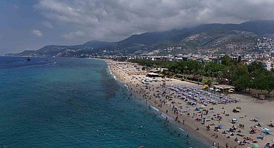 Alanya'da tatilciler deniz ve güneşin tadını çıkardı