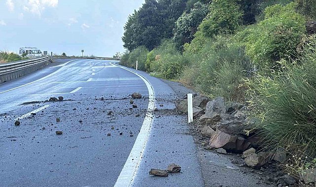 Alaplı-Akçakoca yolunda heyelan ulaşımı aksattı
