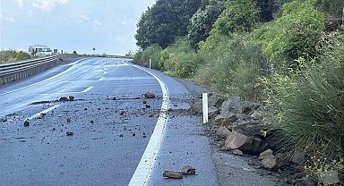 Alaplı-Akçakoca yolunda heyelan ulaşımı aksattı