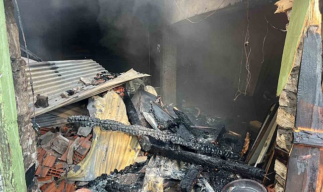 Alevlere teslim olan ev kullanılmaz hale geldi