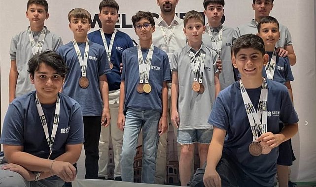 Aliağalı öğrenciler, İtalya'daki kodlama olimpiyatından 17 dereceyle döndü