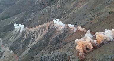 Alternatif yol için dağlık arazide patlatma yapıldı: O anlar kamerada