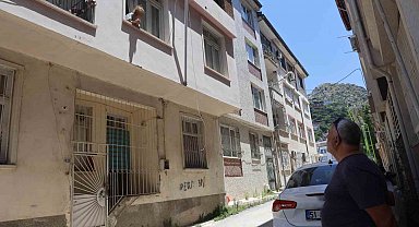 Alzaymır hastası yaşlı kadının "Allah'ım beni kurtarın, korkuyorum ve kimsem yok" bağrışları mahallenin vicdanını sızlatıyor