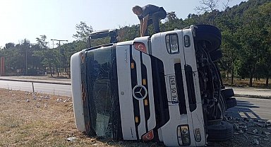 Amasya'da elektronik eşya yüklü tır devrildi
