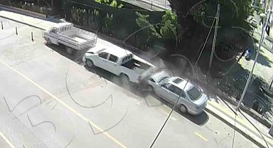 Amasya'da otomobilin park halindeki araçlara çarptığı kaza kamerada
