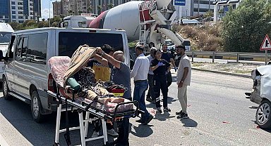Ambulansın karıştığı kazada sağlık personeli hastayı battaniyeyle güneşten korudu