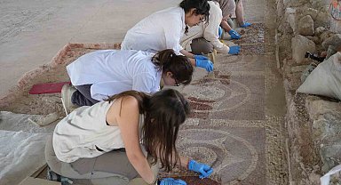 Anadolu'nun en büyük 3 Roma villasından biri olan bin 800 yıllık villadaki mozaikler kurtarılıyor