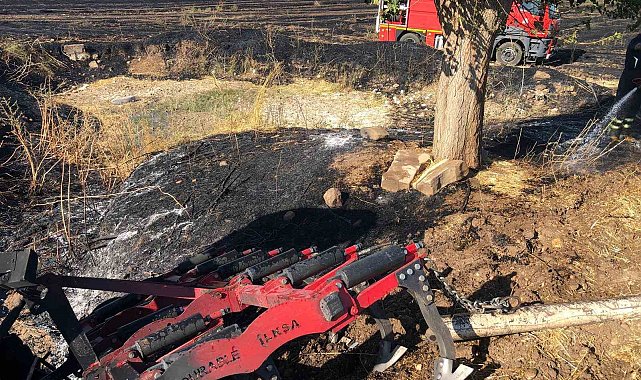 Anız yangınına müdahale eden traktör alevlere teslim oldu