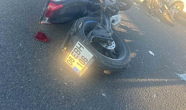 Ankara-Eskişehir yolunda iki motosiklet aynı istikametteki otomobile çarptı: 2 yaralı